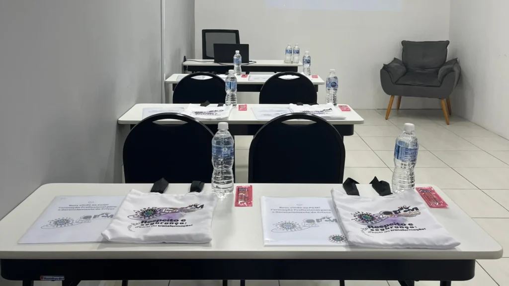 Estrutura da sala de treinamento com kits do PCM
